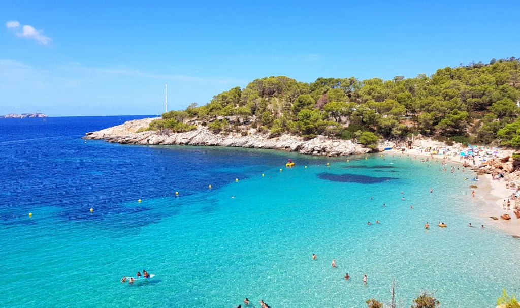Cala de aguas transparentes
